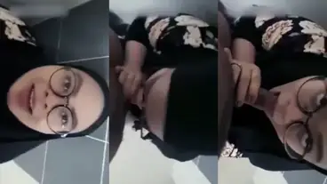 Bokep Pacar Berjilbab Nyepong Di Toilet Mall poster