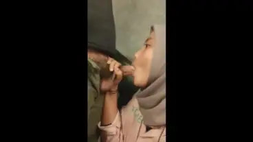 Nyedot Urat Tegang Jilbab Nurut Demi Uang Jajan poster